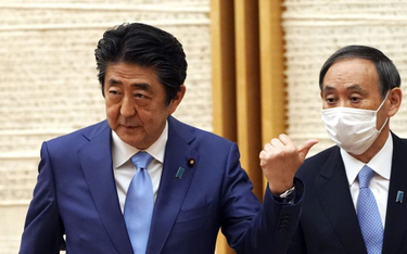 Premier Japonii Shinzo Abe (po lewej) i sekretarz gabinetu premiera Yoshihide Suga