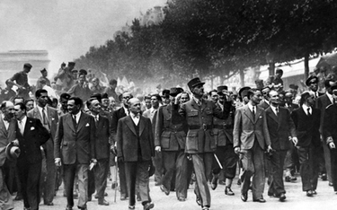 25 sierpnia 1944 r. gen. Charles de Gaulle wkraczał do Paryża jako przywódca wyzwolonego państwa.