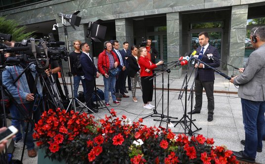 Błażej Spychalski podczas konferencji prasowej przed BBN w Warszawie