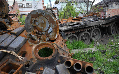 Zniszczone pojazdy wojskowe w rejonie Charkowa