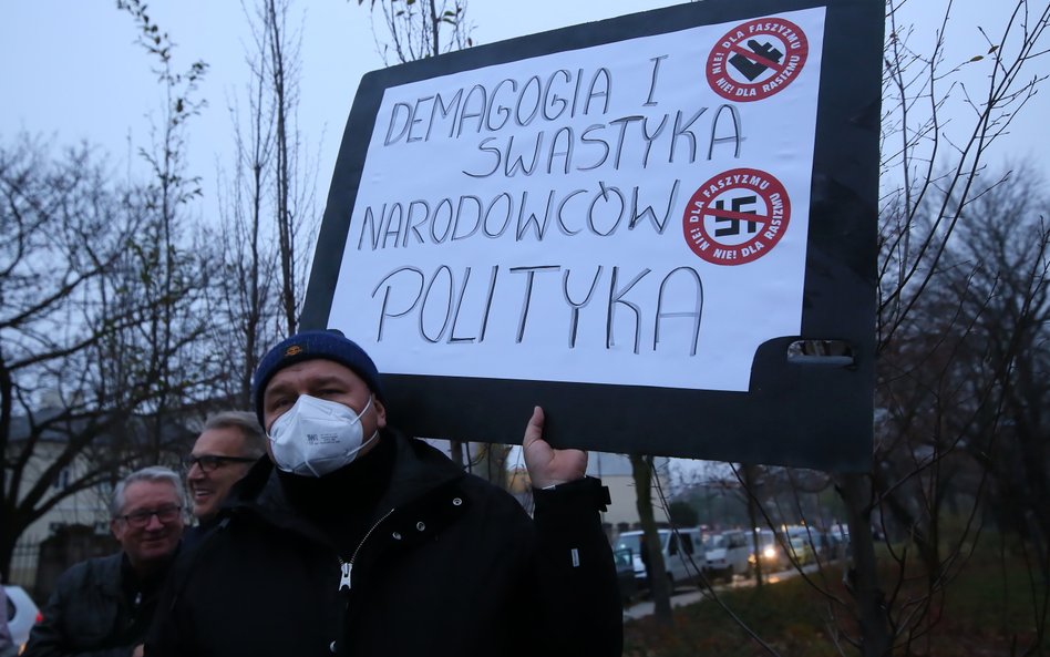 Manifestacja pod hasłem "Kalisz wolny od faszyzmu" na ulicach miasta. Była ona odpowiedzią na marsz 