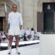 Pharrell Williams ze zniczem olimpijskim – oraz specjalnym kufrem na znicz wyprodukowanym przez mark