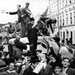 Wrzesień 1939, miasto na Kresach (prawdopodobnie Lwow). Żolnierze rozdają pierwsze sowieckie gazety