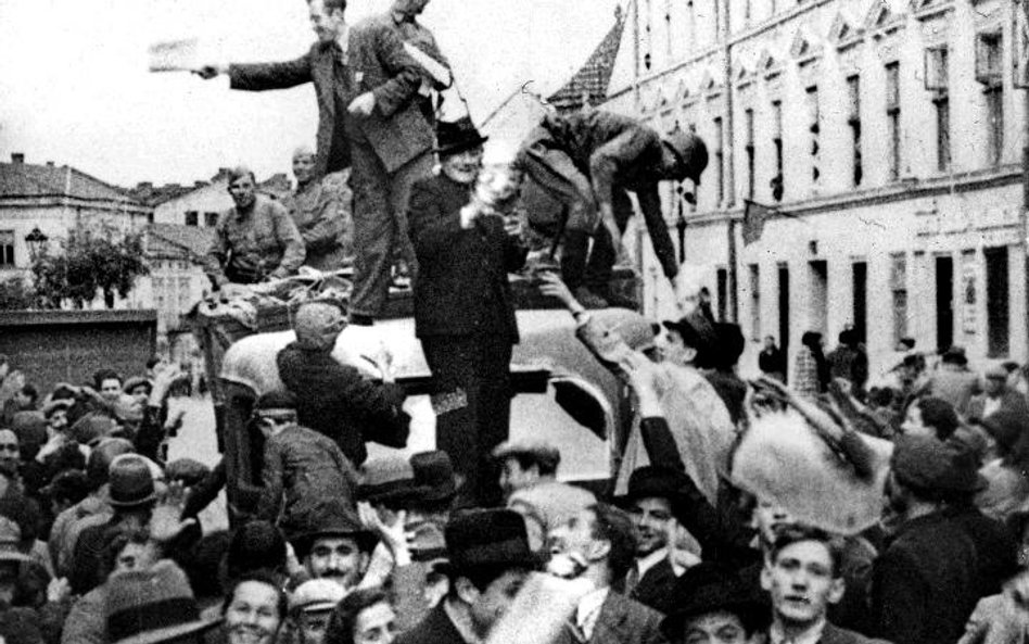 Wrzesień 1939, miasto na Kresach (prawdopodobnie Lwow). Żolnierze rozdają pierwsze sowieckie gazety