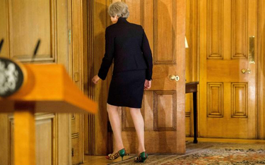 Premier Theresa May nie znajduje oparcia ani we własnej partii, ani w Brukesli
