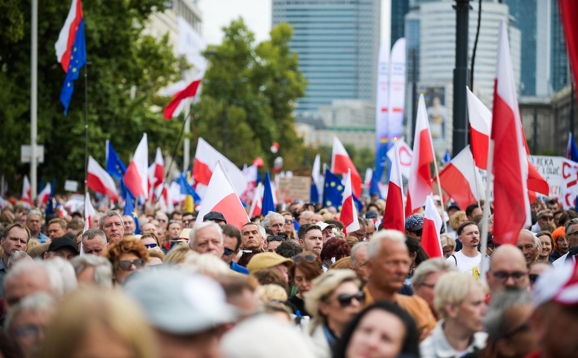 W południe w Warszawie ruszają dwa marsze. Demonstrują zwolennicy obu kandydantów na urząd prezydenta