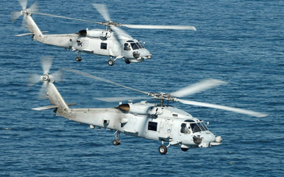 Śmigłowce Sikorsky MH-60R (na pierwszym planie) i starszy S-70B2 Królewskiej Marynarki Wojennej Aust