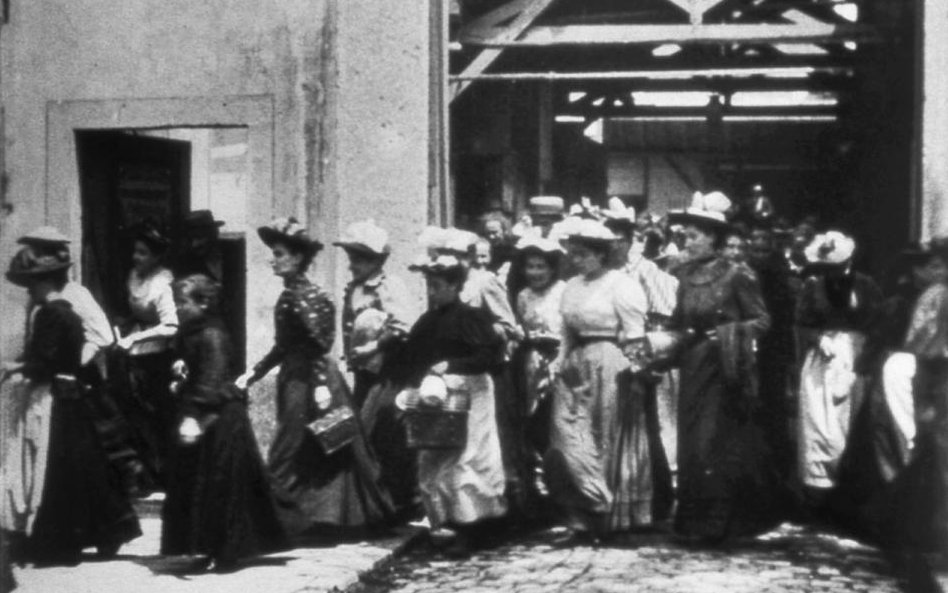 Kadr z pierwszego filmu Wyjście z fabryki, 1895.