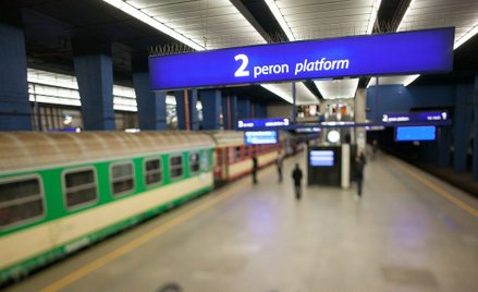 Warszawa: Biegł, skoczył, wpadł pod pociąg i nic mu nie jest