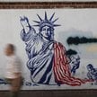 Antyamerykański mural na ulicy w Teheranie