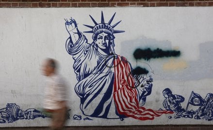 Antyamerykański mural na ulicy w Teheranie