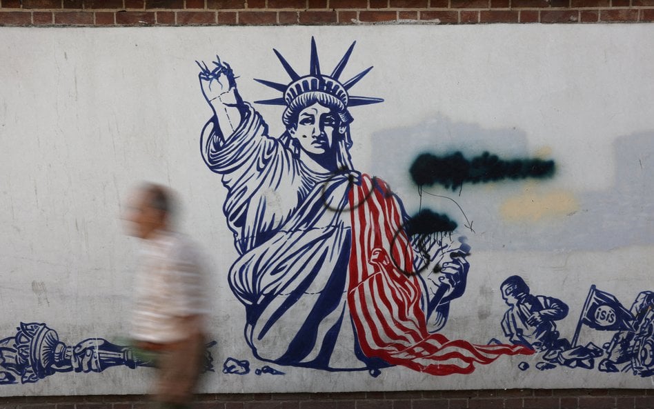 Antyamerykański mural na ulicy w Teheranie