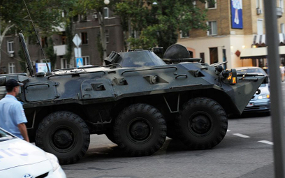 Transporter opancerzony na ulicy w Doniecku