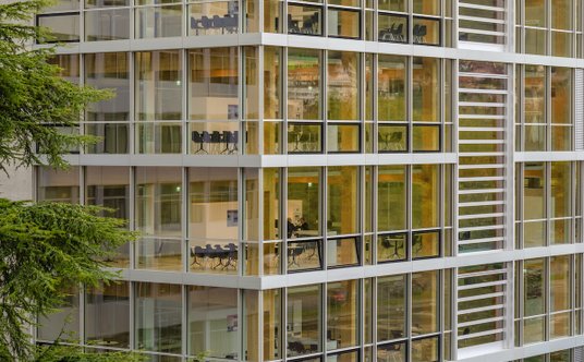 Projekt Shigeru Bana jest niezwykle lekki i pełen światła.