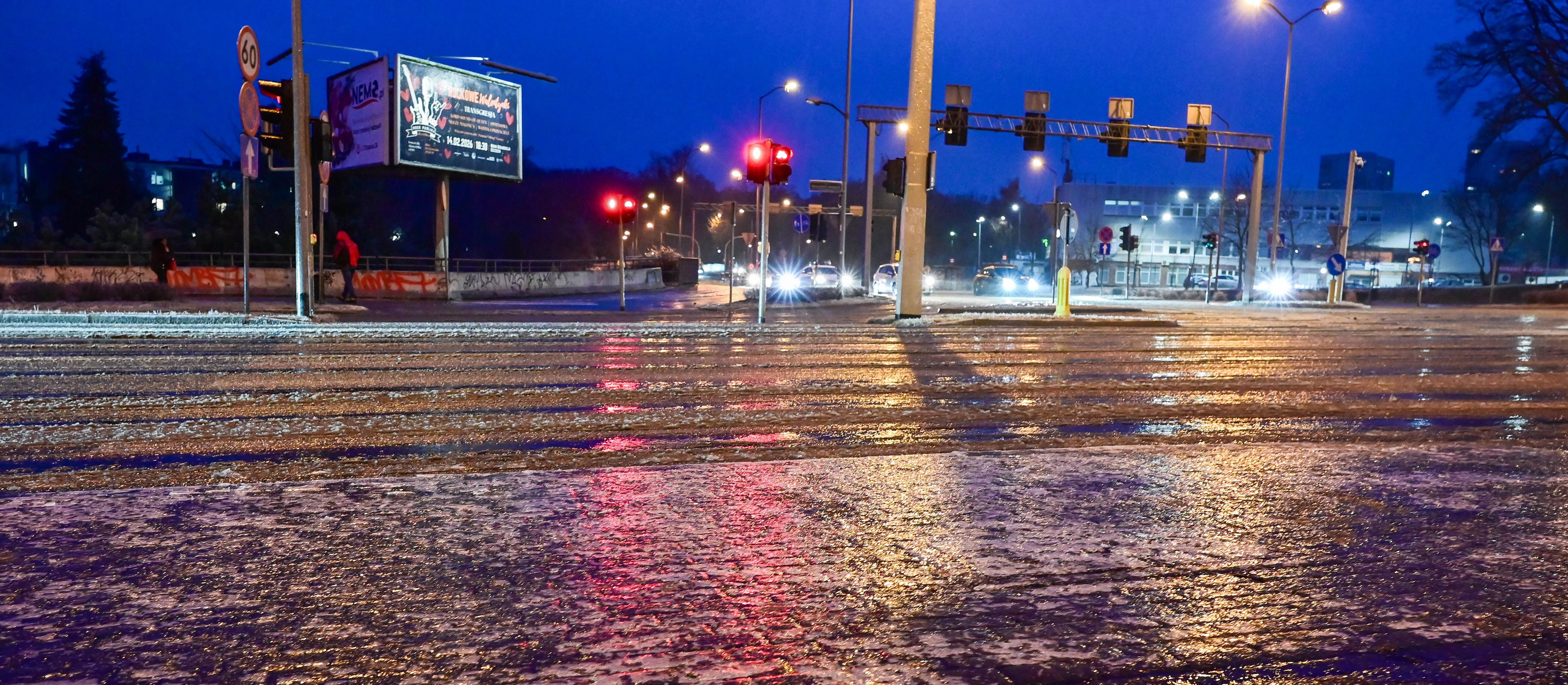 Zima paraliżuje kraj. Gołoledź, utrudnienia na kolei i lotniskach, alerty IMGW i RCB