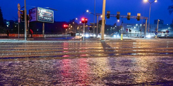 Zima paraliżuje kraj. Gołoledź, utrudnienia na kolei i lotniskach, alerty IMGW i RCB