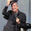 Leonard Cohen wyróżnia się na scenie nienagannym garniturem i eleganckim kapeluszem