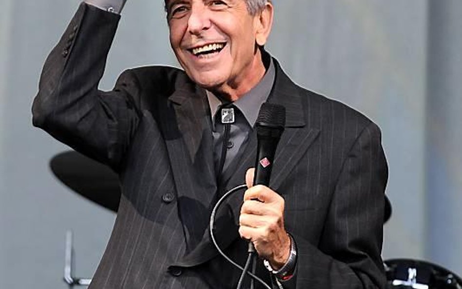 Leonard Cohen wyróżnia się na scenie nienagannym garniturem i eleganckim kapeluszem