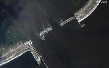 Satelitarne zdjęcie uszkodzonej tamy w Nowej Kachowce