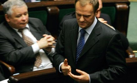 Premier Donald Tusk chce przekonać prezesa PiS Jarosława Kaczyńskiego do zgody na zmianę konstytucji