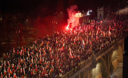 Uczestnicy Marszu Niepodległości na Moście Poniatowskiego w Warszawie