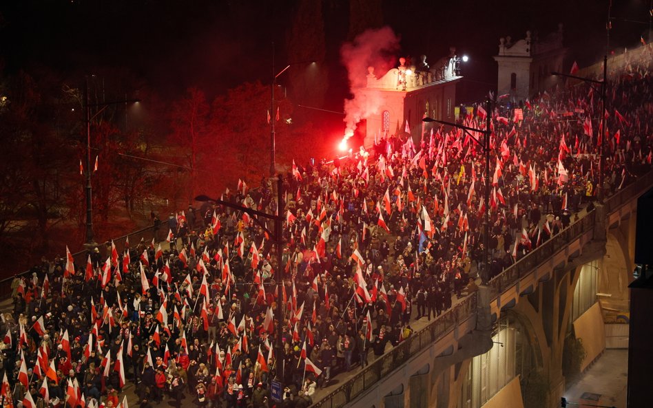 Uczestnicy Marszu Niepodległości na Moście Poniatowskiego w Warszawie