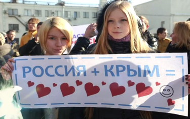 Mieszkańcy Krymu na prorosysjskiej manifestacji