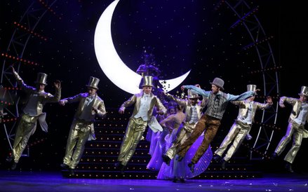 "Crazy for You" rozgrywa się w nietypowym, jak na musical, pejzażu, czyli na pustyni w Nevadzie. Tea