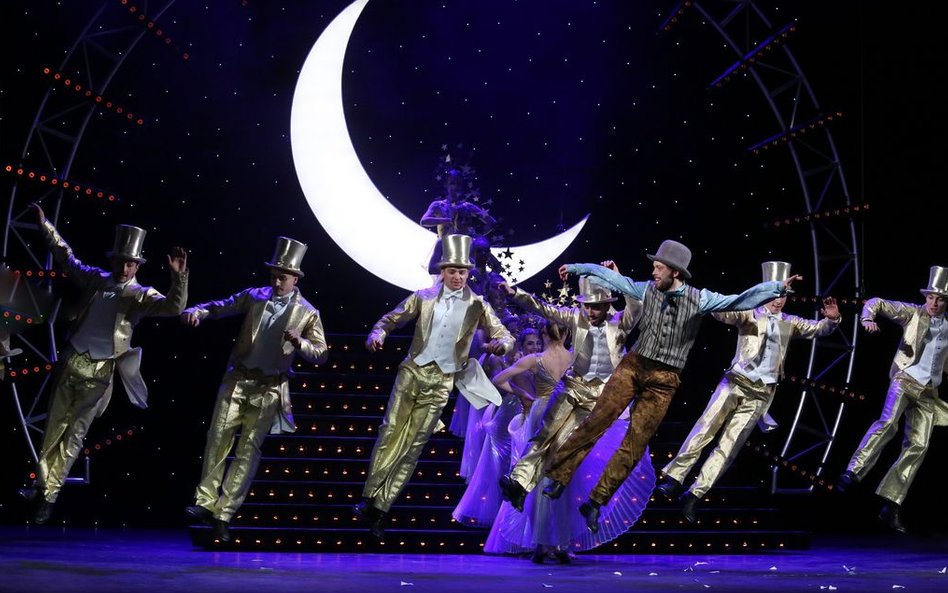 "Crazy for You" rozgrywa się w nietypowym, jak na musical, pejzażu, czyli na pustyni w Nevadzie. Tea