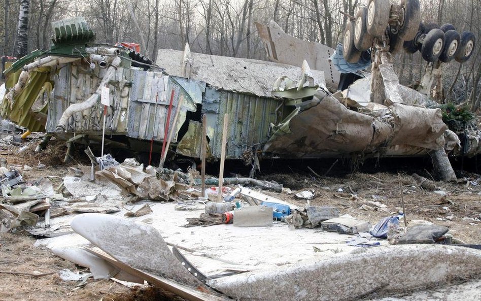 Wrak prezydenckiego tupolewa Tu-154 na miejscu katastrofy smoleńskiej