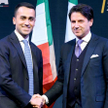 Mało znany profesor prawa Giuseppe Conte (z prawej) był w poniedziałek promowany przez Lugi di Maio 