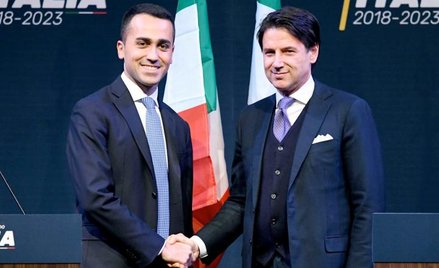 Mało znany profesor prawa Giuseppe Conte (z prawej) był w poniedziałek promowany przez Lugi di Maio 
