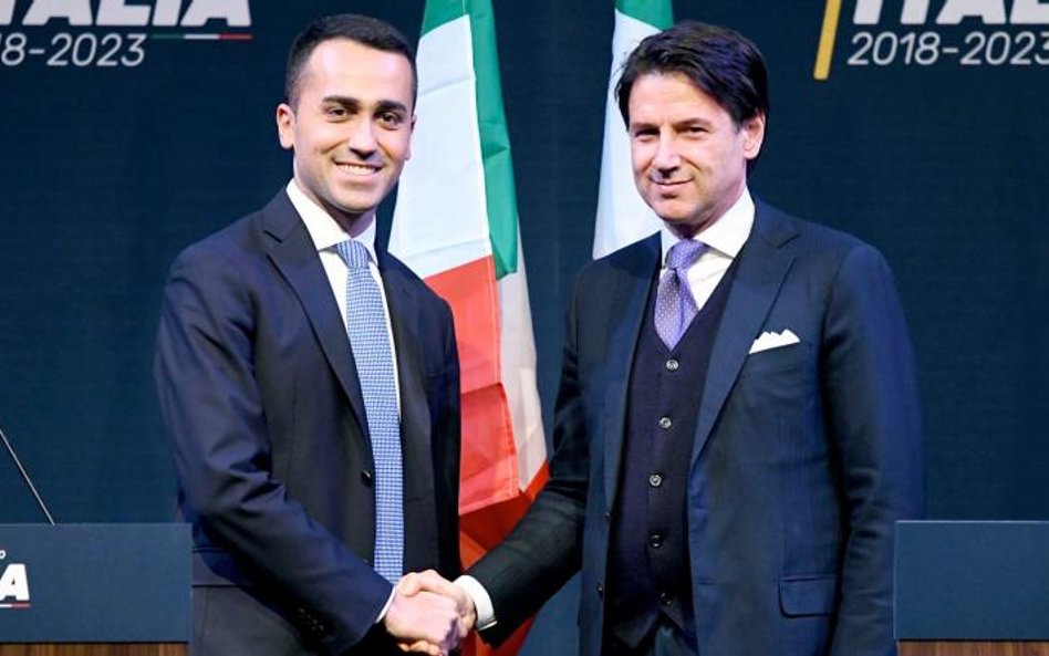 Mało znany profesor prawa Giuseppe Conte (z prawej) był w poniedziałek promowany przez Lugi di Maio 