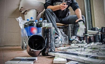 Nielegalny towar przemytnicy ukrywali m.in. w butelkach, skrytkach samochodowych, m.in. w obudowach 