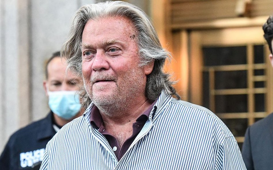 Steve Bannon po postawieniu w stan oskarżenia przez sąd na Manhattanie 20 sierpnia