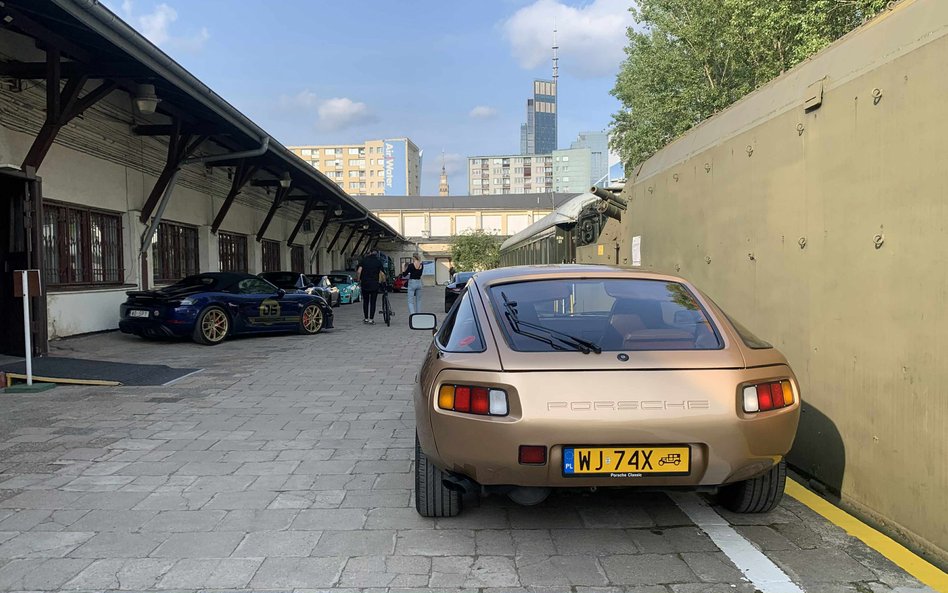 Klasyczne Porsche 928 w kolorze złotym, z charakterystycznymi lampami