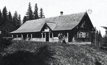 Schronisko górskie Markowe Szczawiny (1925 r.). W 2007 r. PTTK podjęło decyzję o zburzeniu budynku i