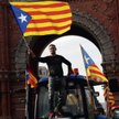 Zwolennik katalońskiej niepodległości zmierza pod parlament w Barcelonie