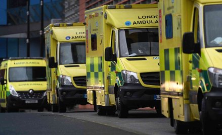 Kolejka karetek pogotowia przed szpitalem w Londynie