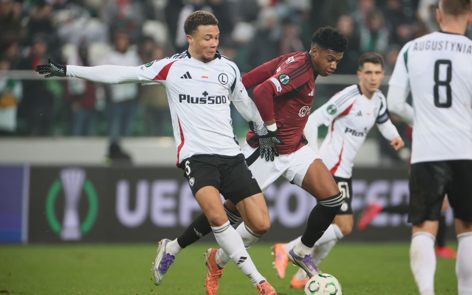 Zawodnik Legii Warszawa Steve Kapuadi (z lewej) i John Mercado ze Sparty Praga podczas meczu piłkars