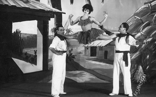 Skecz „Mary Lou” w Morskim Oku, scena tańca hawajskiego. Widoczni od lewej: Tadeusz Olsza, Loda Hala