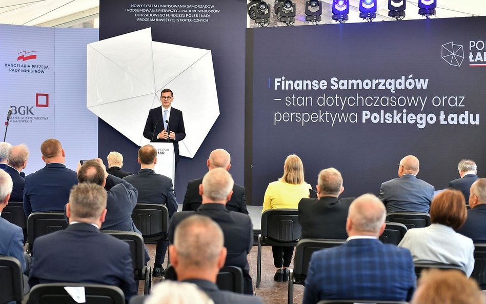 Premier Mateusz Morawiecki obiecuje, że nowa subwencja będzie dzielona wg obiektywnego algorytmu