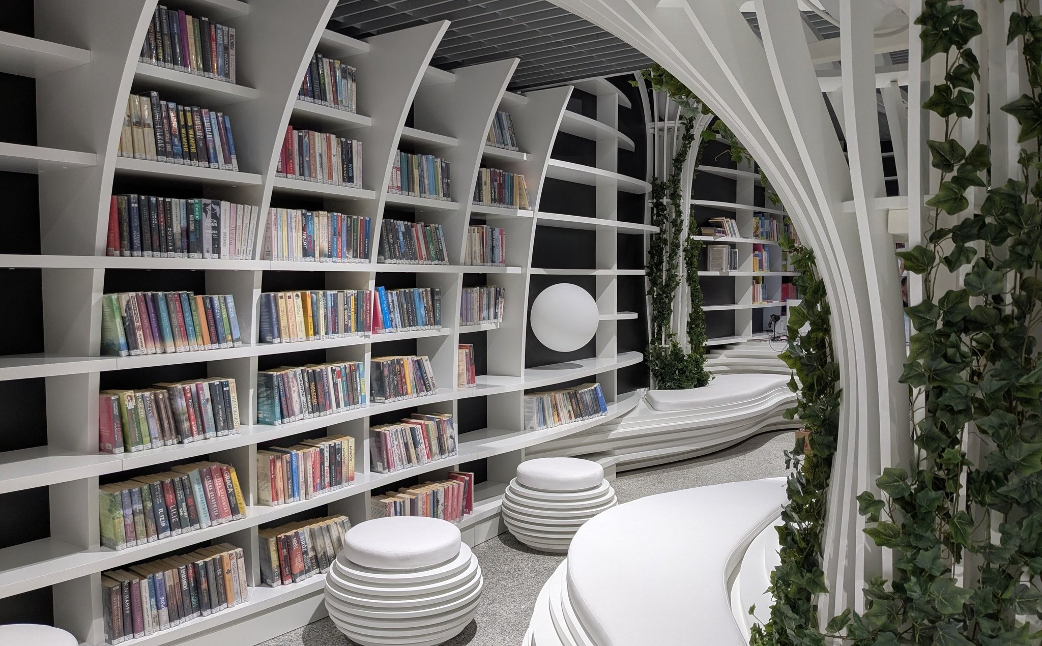 Pierwsza taka biblioteka w Polsce. Metroteka, czyli książki pod ziemią na stacji metra Kondratowicza