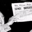 Rozbawiony prezydent Harry Truman pokazuje pierwszą stronę „Chicago Daily Tribune” z 3 listopada 194