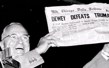 Rozbawiony prezydent Harry Truman pokazuje pierwszą stronę „Chicago Daily Tribune” z 3 listopada 194