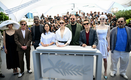 Twórcy filmu "Rodzaje życzliwości" podczas pokazu w Cannes