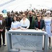 Twórcy filmu "Rodzaje życzliwości" podczas pokazu w Cannes