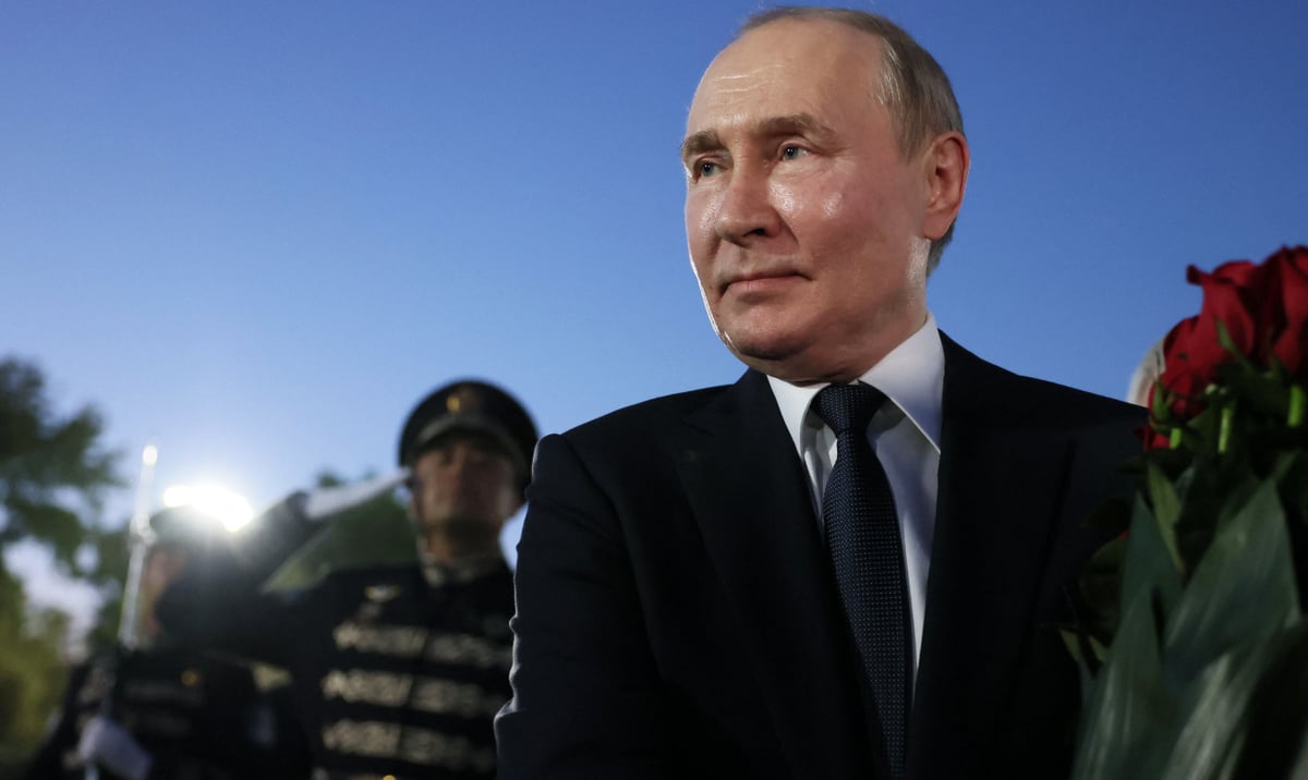 Is Vladimir Putin afraid of an try on his life?  “He moved stiffly.”