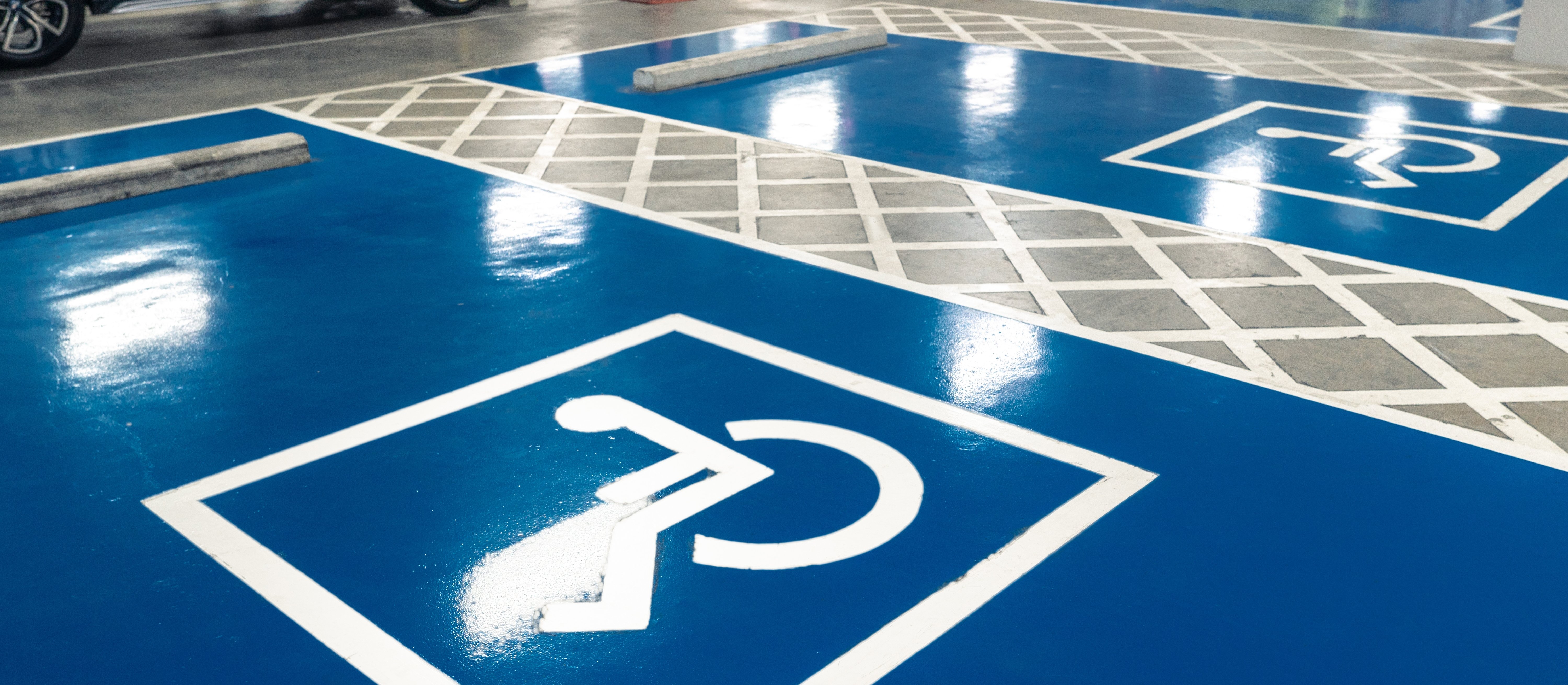 Duże zmiany w kartach parkingowych „na orzeczenie”. Zostaną wykreślone z katalogu dokumentów publicznych