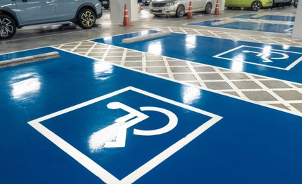 Duże zmiany w kartach parkingowych „na orzeczenie”. Zostaną wykreślone z katalogu dokumentów publicz